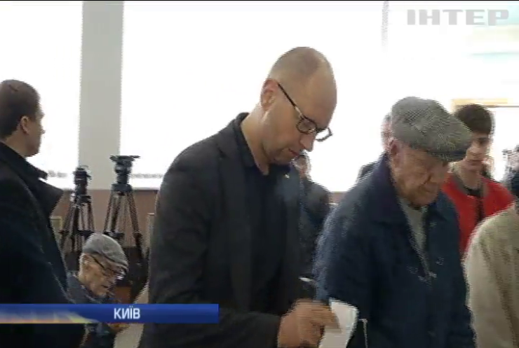 Арсеній Яценюк на виборах затримався у кабінці (відео)