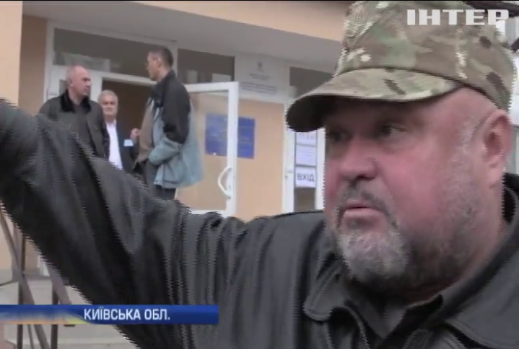 Українці дивуються та жартують із довжелезних бюлетенів (відео)