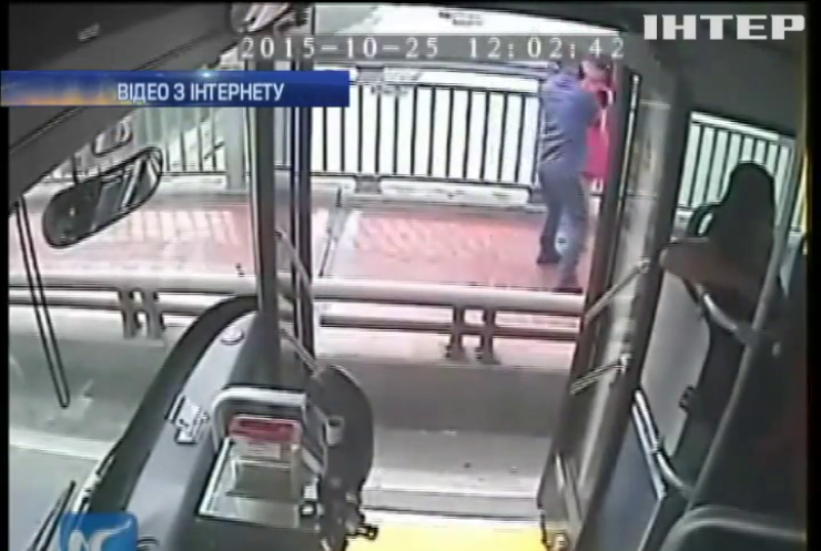 Водій автобуса в Китаї врятував самогубцю