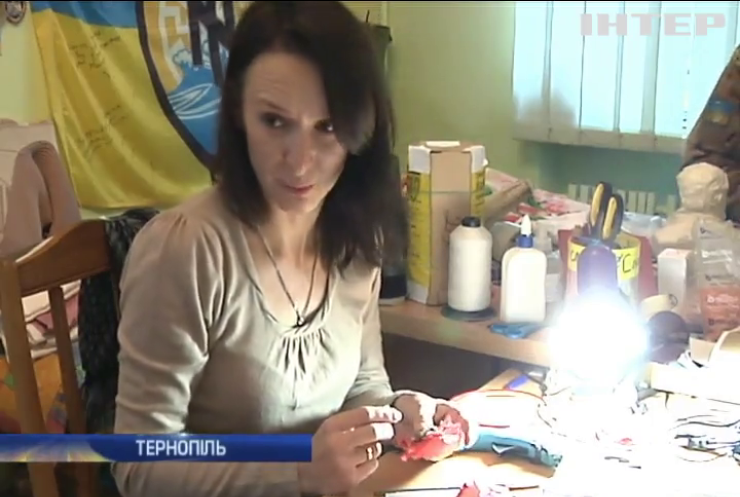 Волонтери Тернополя заробляють на термобілизну рукоділлям