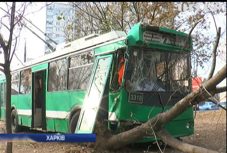 У Харкові тролейбус з пасажирами врізався в дерево