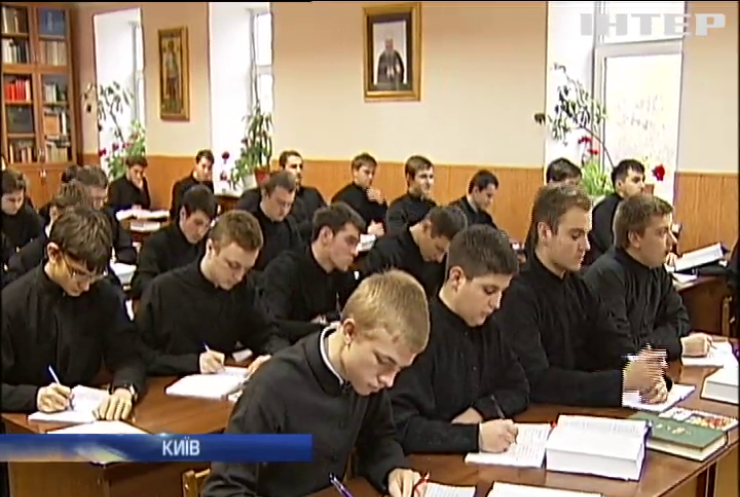 Священиків у Києві навчають психології та мові жестів
