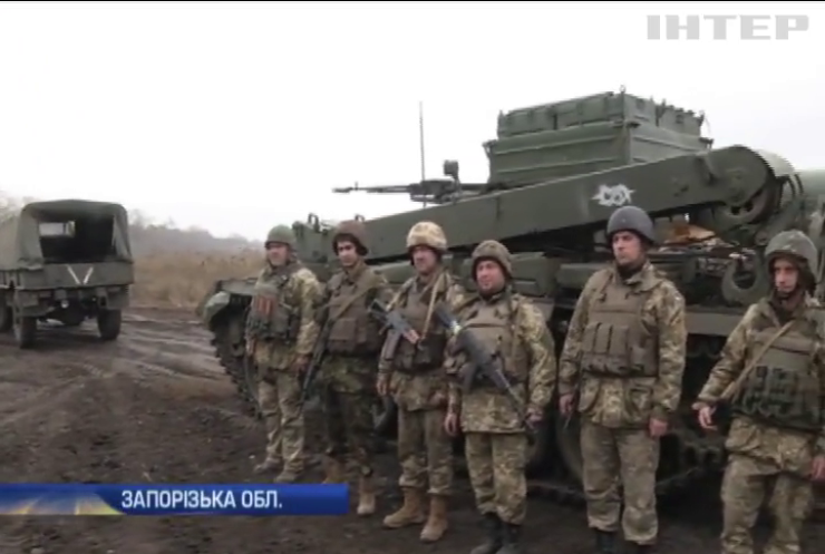 Під Маріуполем готують сотні танків до бою (відео)
