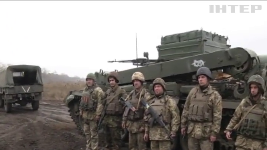 Під Маріуполем готують сотні танків до бою (відео)