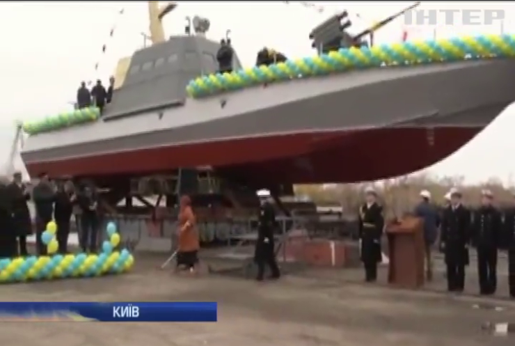 Новітній броньований катер спустили на воду в Києві