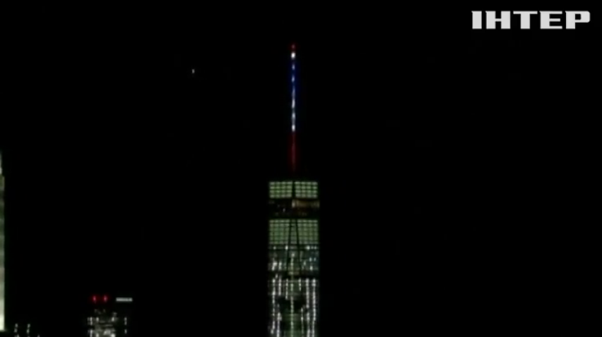 В Нью-Йорке торговый центр подсветили триколором Франции