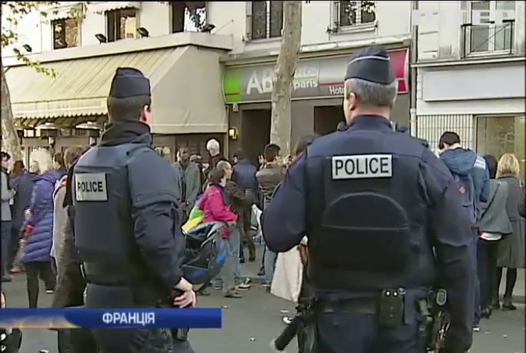Теракти в Парижі: поліція розшукує вибухотехніка нападників  