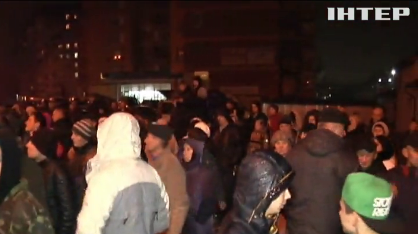 В Тернополе толпа угрожала экс-прокурору самосудом (видео)