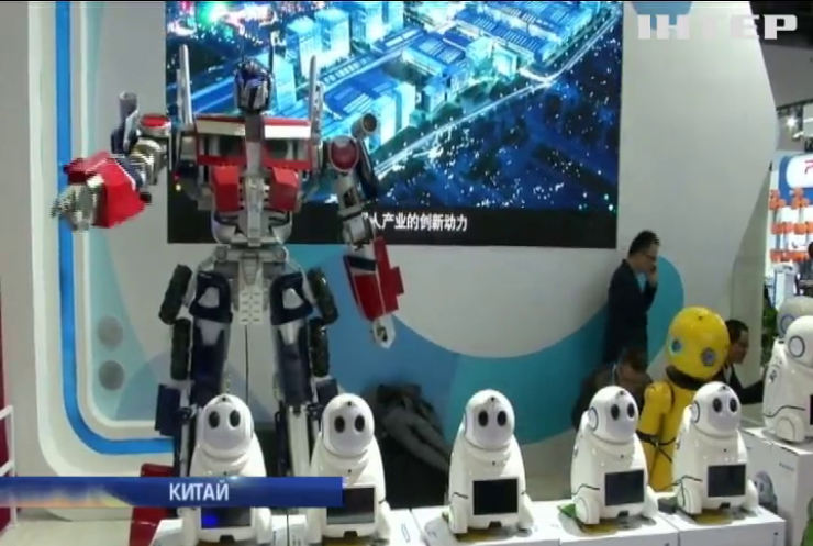 У Китаї роботи-трансформери вітають відвідувачів виставки