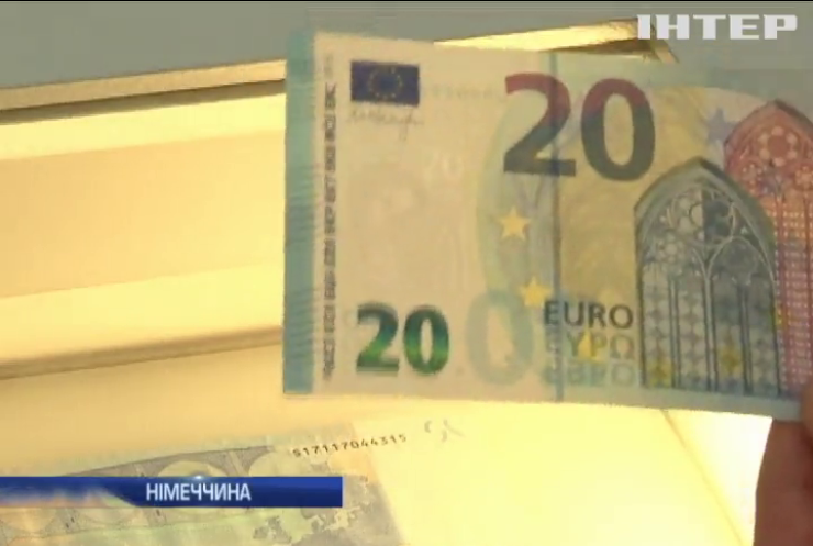 Банк Євросоюзу презентував "двадцятку" з віконцем