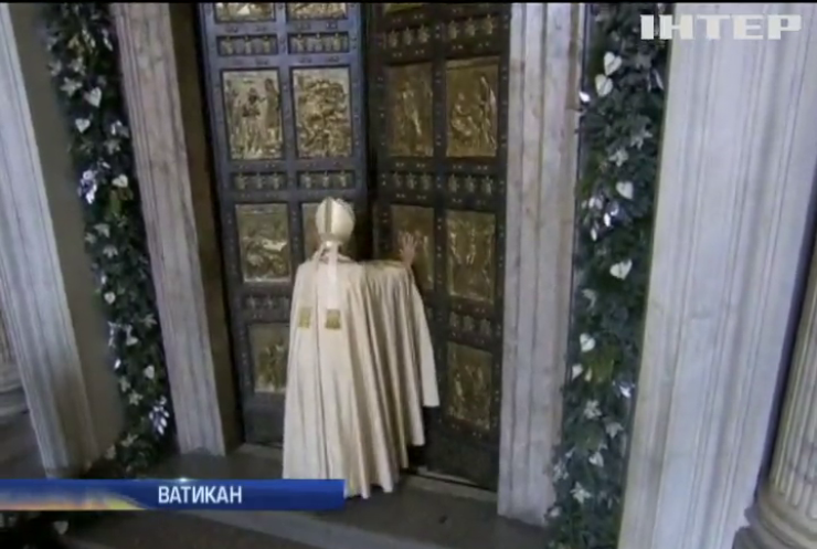 Ватикан открыл святые двери в честь года Милосердия