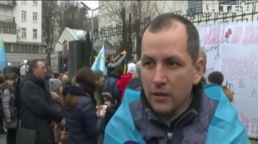Крымские татары пикетировали посольство России