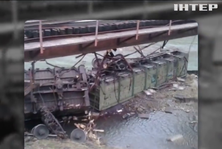 На Львівщині потяг впав у річку