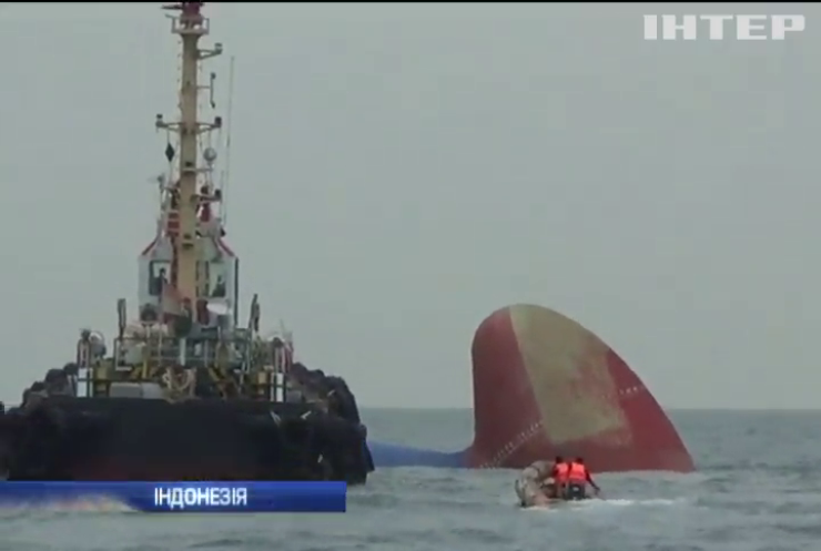 Біля Сингапура затонув танкер з пальним