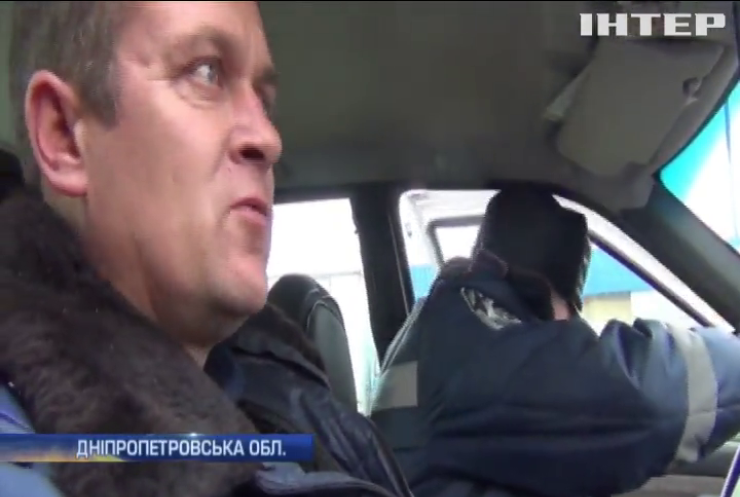 Поліцейський у Дніпропетровську погорів на хабарі в 2 тис.