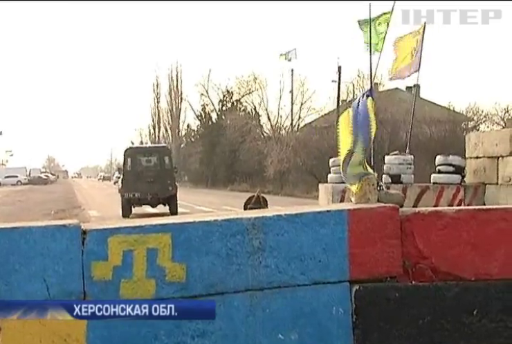 На границе с Крымом люди восстали против участников блокады