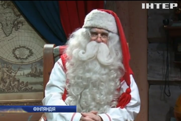 Санта-Клаус з ельфами пакує подарунки до Різдва (відео)