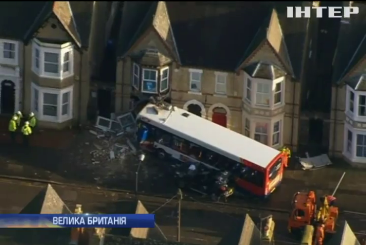 Автобус з пасажирами в Британії протаранив у будинок