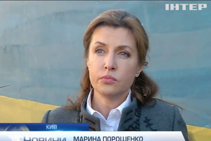 Марина Порошенко передала солодощі дітям-переселенцям