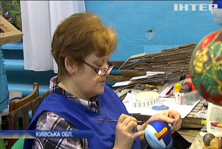 До Нового Року виробляють іграшки з українським орнаментом