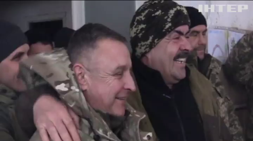 Під Донецьком волонтери розважають бійців піснями