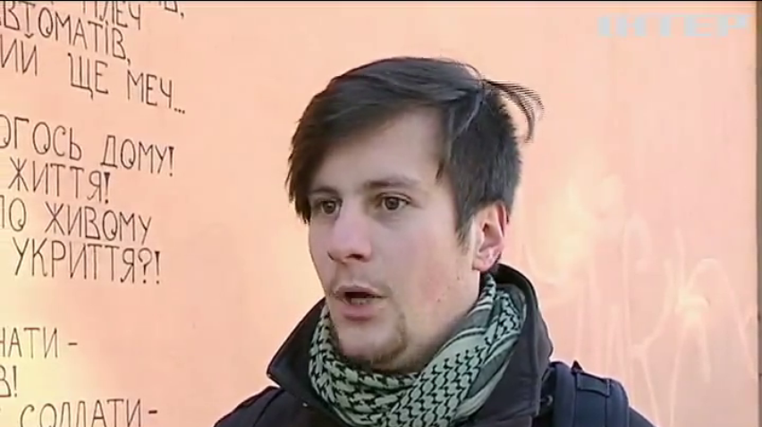 Художники Львова украсили дома граффити о войне (видео)
