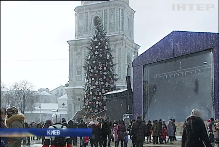Киевляне второй день празднуют на Софийской площади