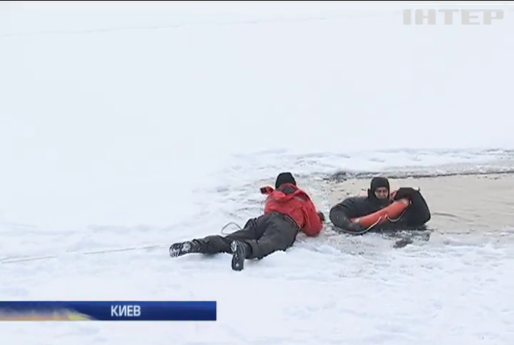 В Киеве рыбаков со льда спасают дроны