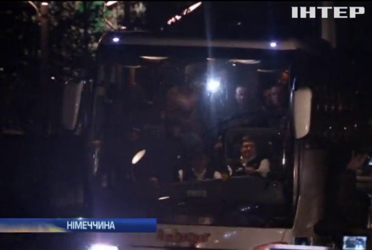 До Ангели Меркель в офіс приїхав автобус з мігрантами 