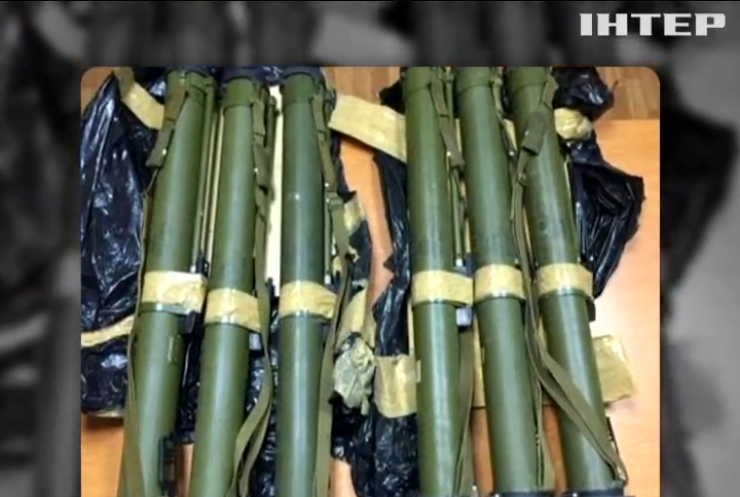 На Донеччині знайшли 8 схованок зі зброєю