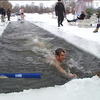 У Києві влаштували змагання з плавання у крижаній воді