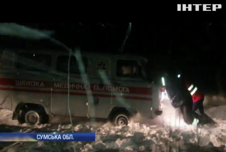 На Сумщині швидка допомога із дітьми потрапила у снігову пастку