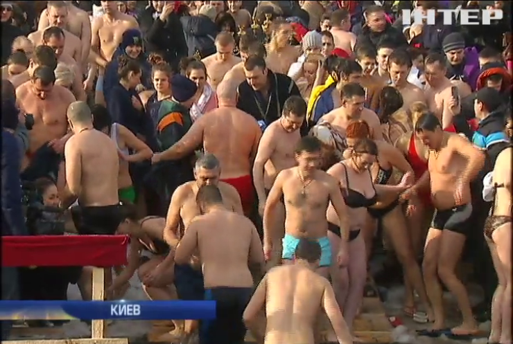 Все больше украинцев купаются в проруби на Крещение
