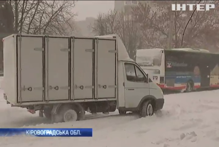 На Кіровоградщині у снігу застрягли півсотні вантажівок