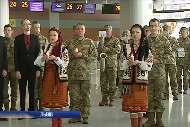 В аеропортах України вшанували пам'ять загиблих кіборгів