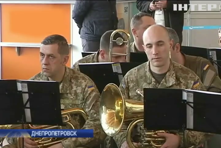 Военные оркестры почтили память погибших "киборгов"