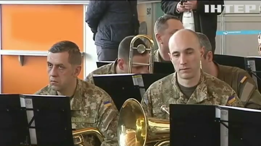 Военные оркестры почтили память погибших "киборгов"