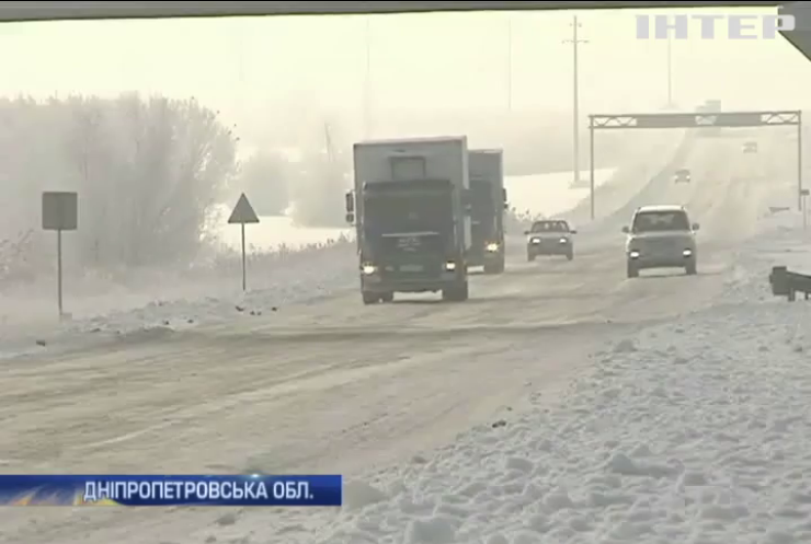 У Дніпропетровську машини вилітають з дороги через ожеледицю