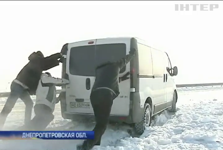 Полиция Днепропетровска вытаскивает застрявшие на дороге машины