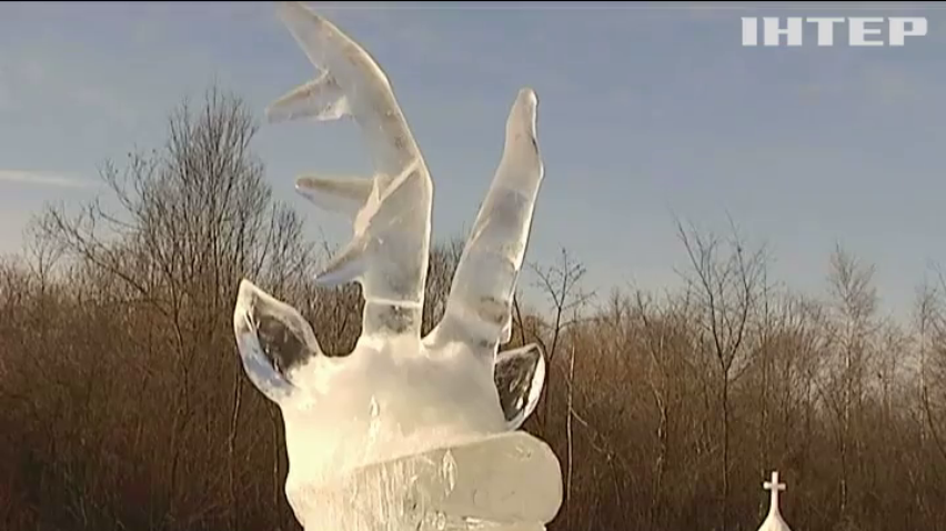 Село на Прикарпатті зустріло свята крижаними скульптурами