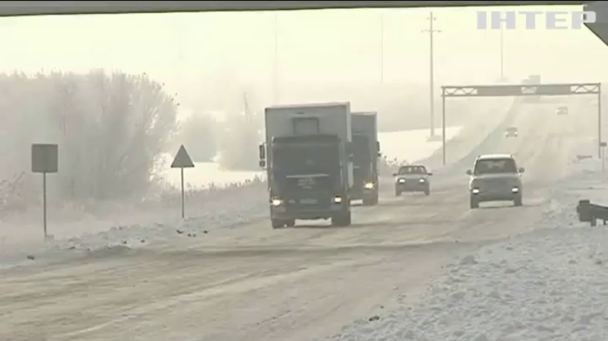У Дніпропетровську машини вилітають з дороги через ожеледицю