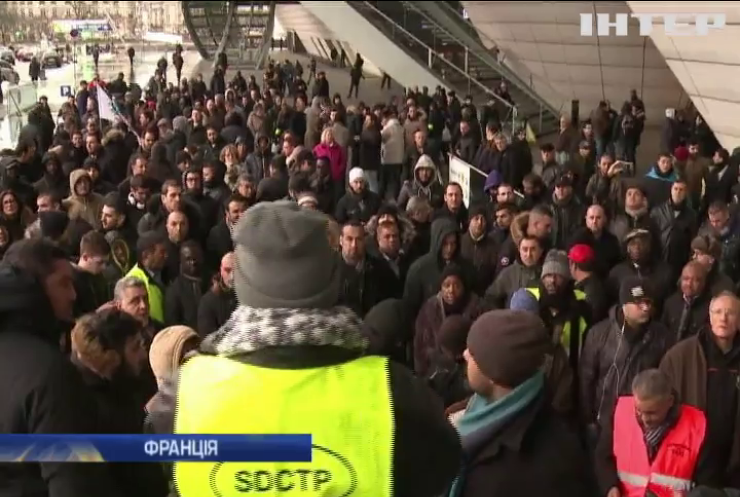 Таксисти Франції блокують дороги в Парижі