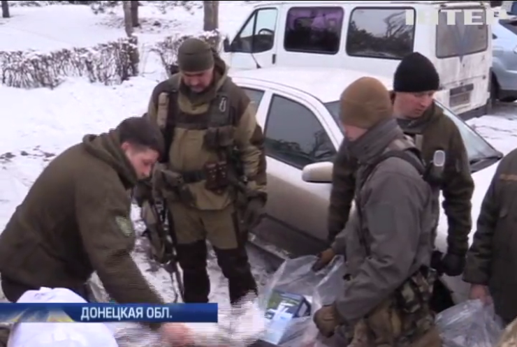На Донбассе волонтеры привезли бойцам костюмы снайперов