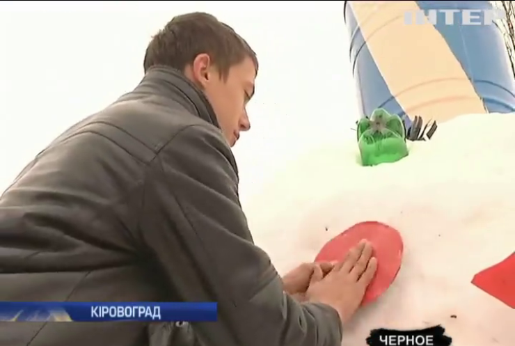 У Кіровограді студенти зліпили гігантську снігову бабу