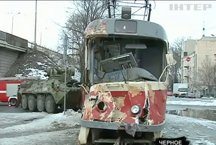 У Дніпропетровську БТР розтрощив кабіну трамваю (відео)