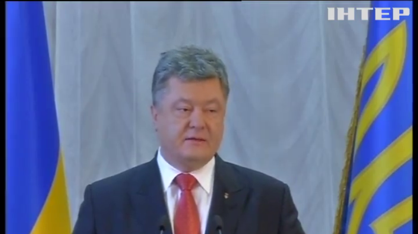 Порошенко вшанував героїв Крут разом з ліцеїстами