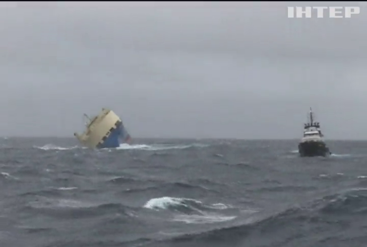 Біля Франції дрейфує судно з тоннами деревини