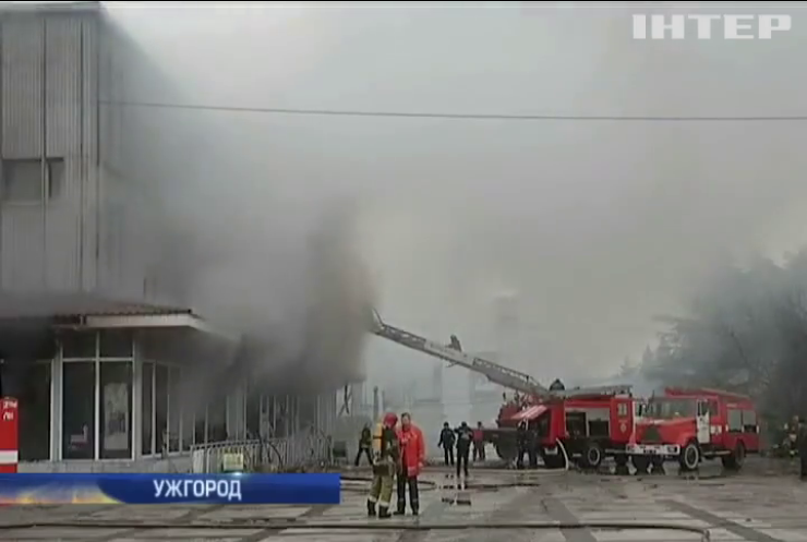В Ужгороді загасили пожежу в універмазі
