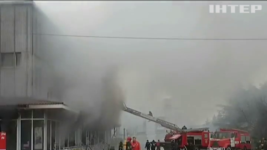В Ужгороді загасили пожежу в універмазі