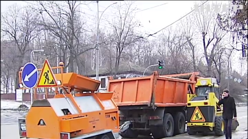 Дороги в Киеве ремонтируют переработанным асфальтом